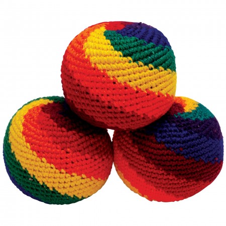 Jonglierball - regenbogenfarbener, gehäkelter Ball mit fester Füllung